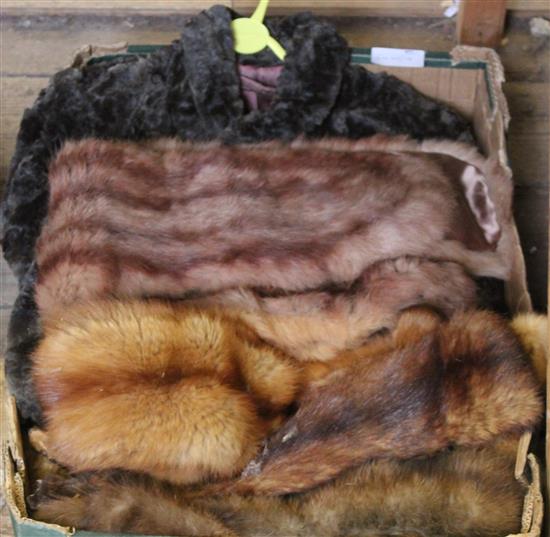 Fur coat, various stoles(-)